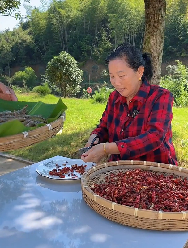 今天剥了一百多只虾,虽然麻烦点,但是家人实现柠檬虾自由