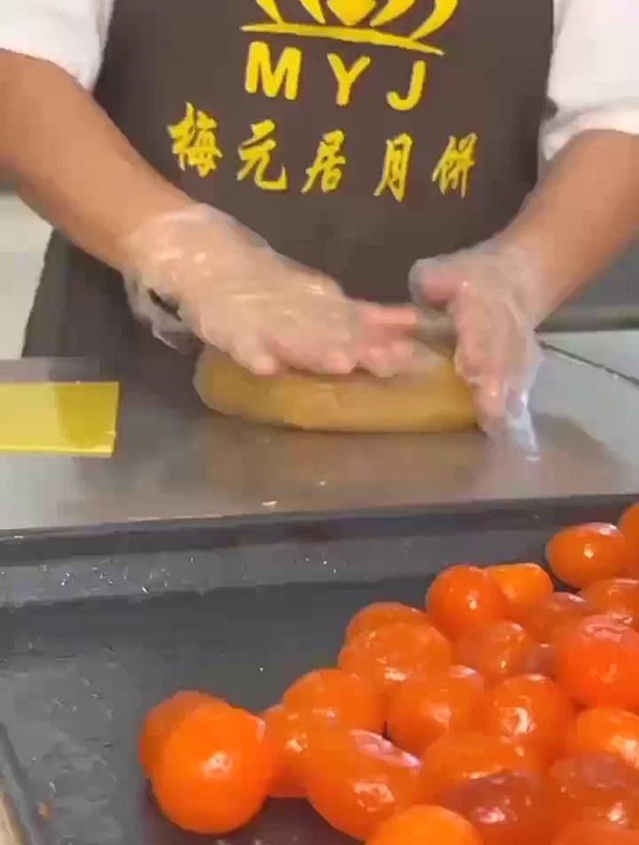 蛋黄莲蓉月饼的做法