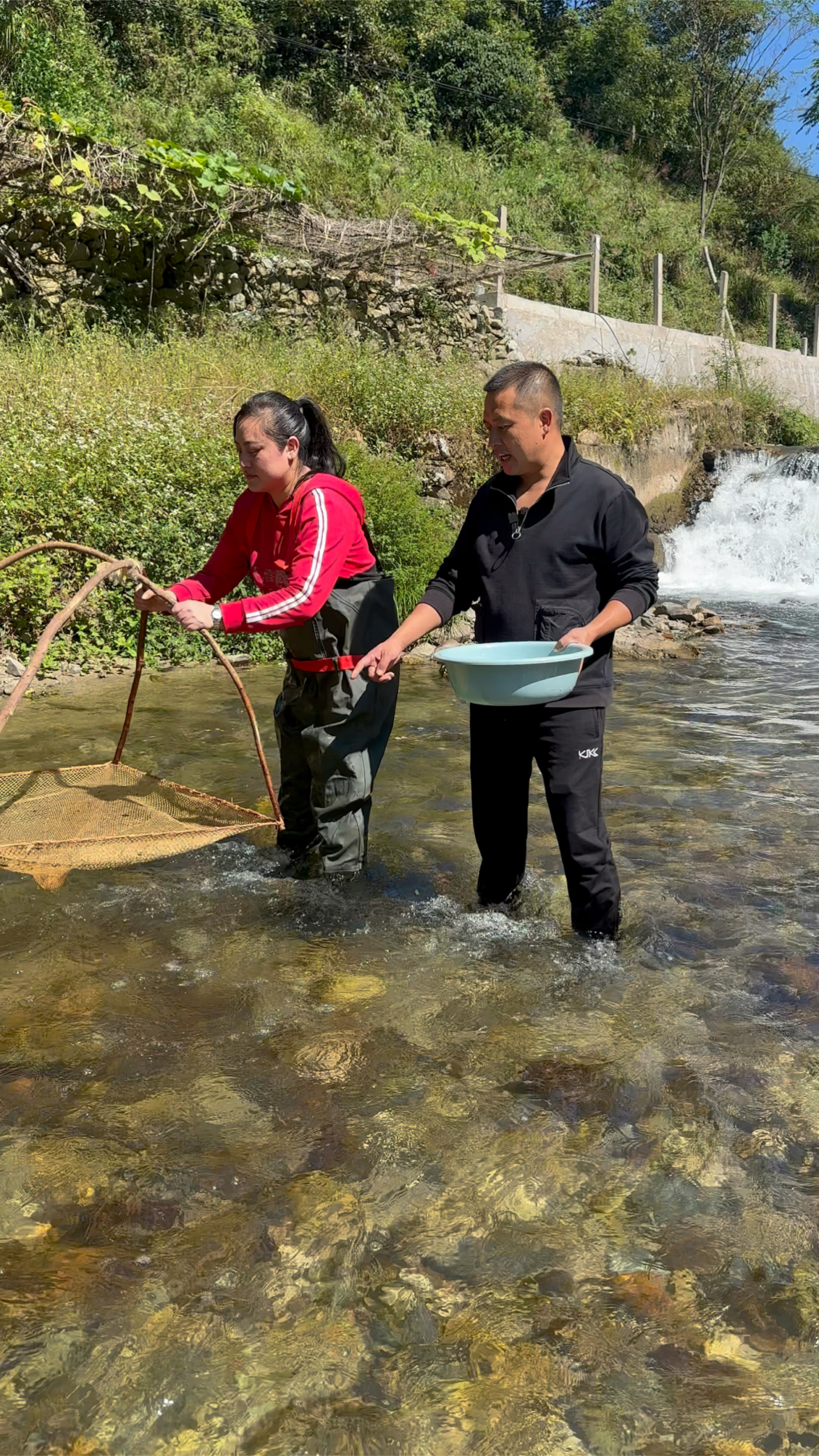 今天学会用这种方法捕鱼,捞了两条巴西鱼,你们见过吗?