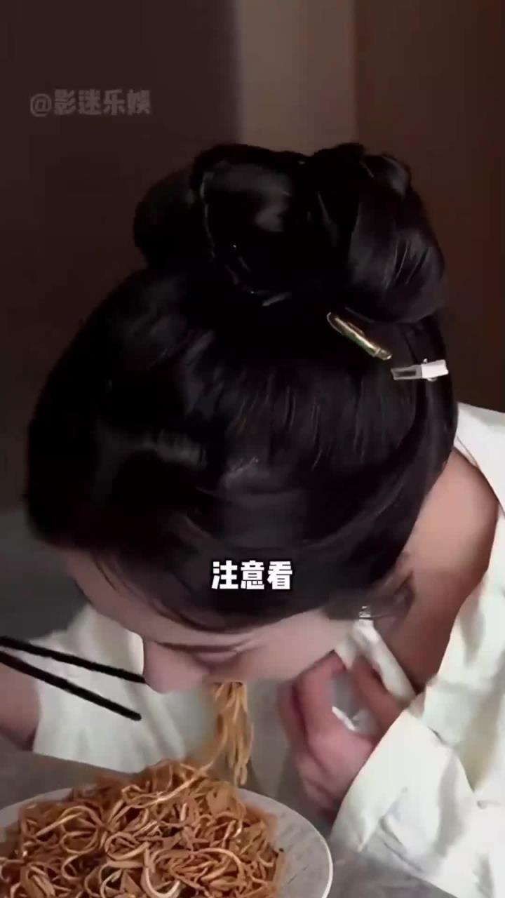 剧组盒饭待遇差距,杨幂吃炒面,白鹿三菜一汤,赵露思满汉全席