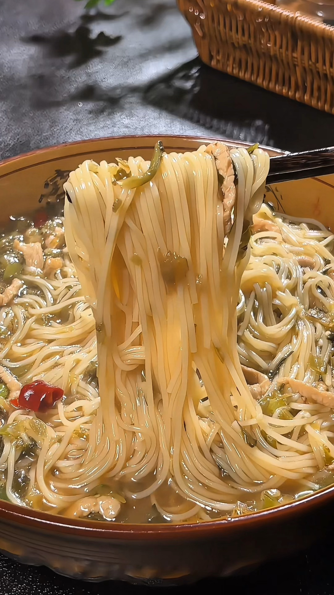 这样做的雪菜肉丝面,汤鲜味美,做法简单又好吃