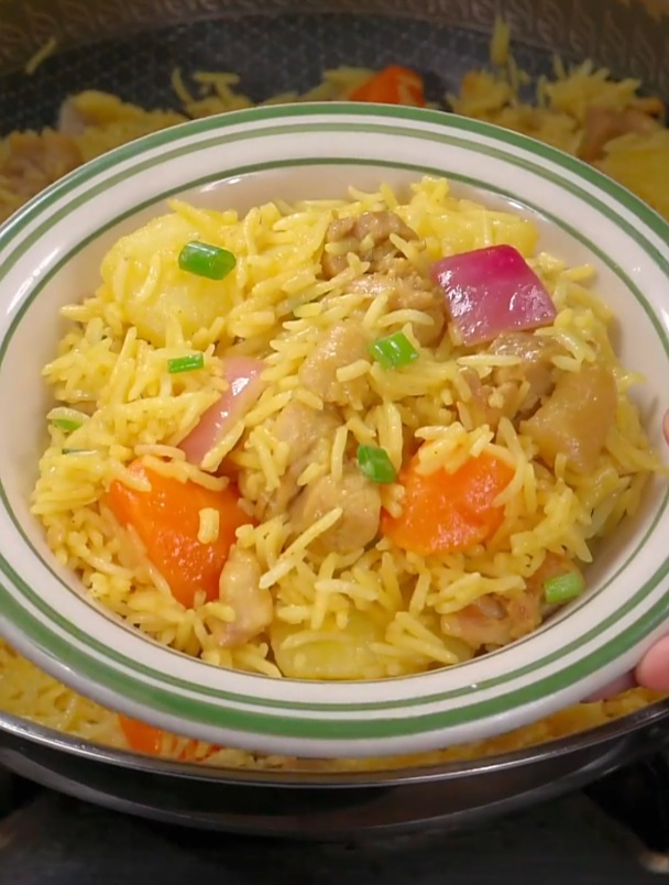 不知道吃什么,试试这个咖喱土豆焖饭,有菜有肉,特好吃