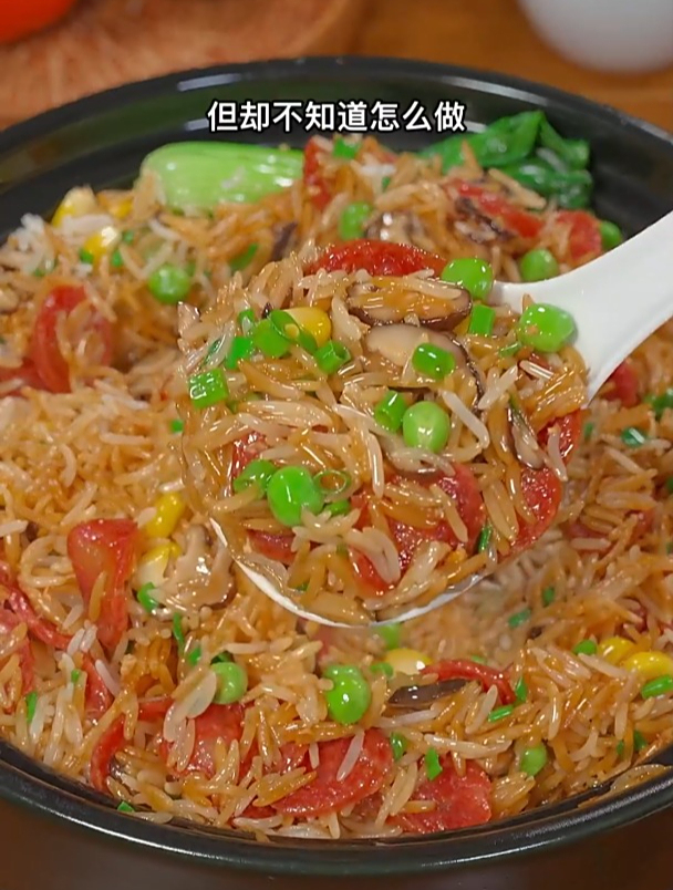 很多人爱吃煲仔饭又不会做,这个做法只要有电饭锅就能搞定