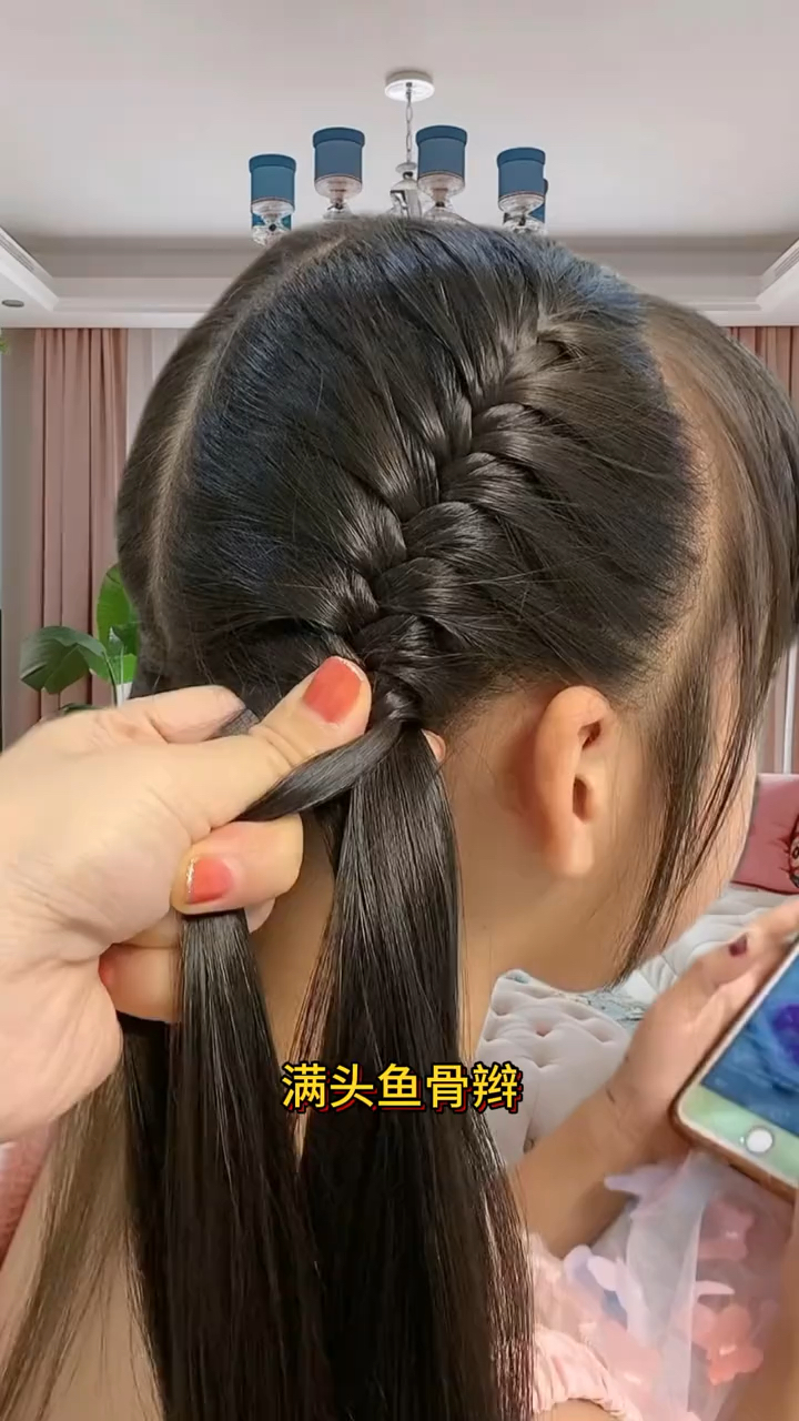 满头鱼骨辫换手慢动作