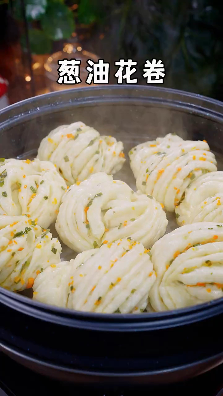 用一根筷子扭一扭就能做出漂亮的小花卷,柔软多层、葱香浓郁