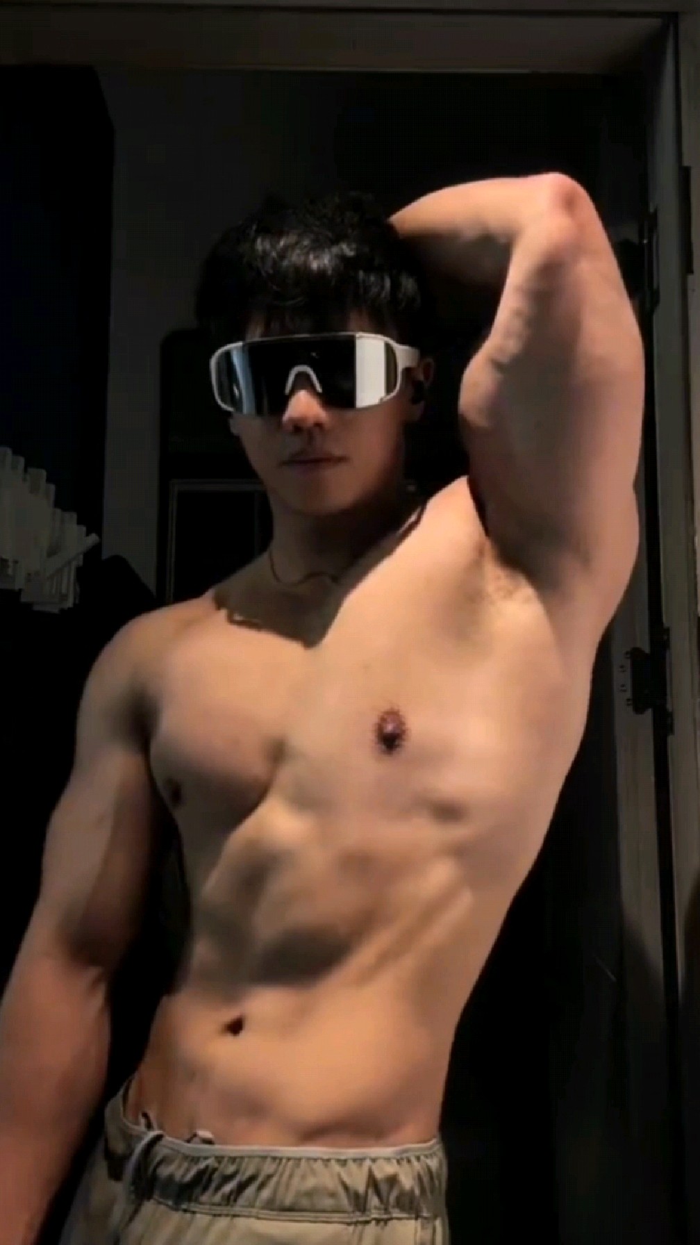 健壮酷帅小哥哥秀肌肉,英俊五官健美身材,做男朋友应该很合适吧