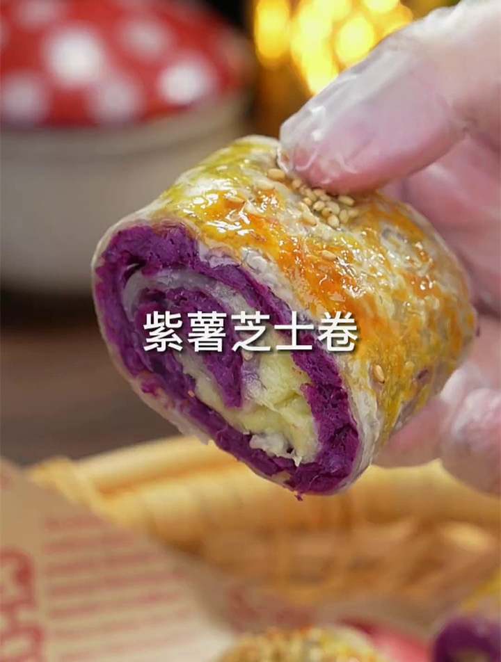 手抓饼的神仙吃法又来啦,我尽然把手抓饼和火腿肠做出花了。又酥