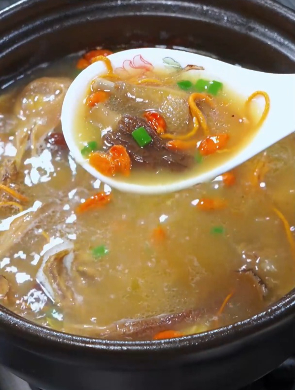 云南羊肚菌鸡油菌及各种菌菇煲的鸽子汤,鲜香又好喝