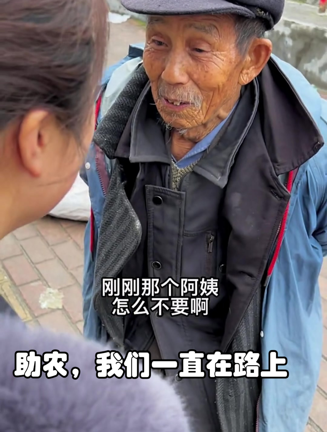老爷爷得鸡,自己家养的又肥又壮,可惜卖不出去,走了老远来的