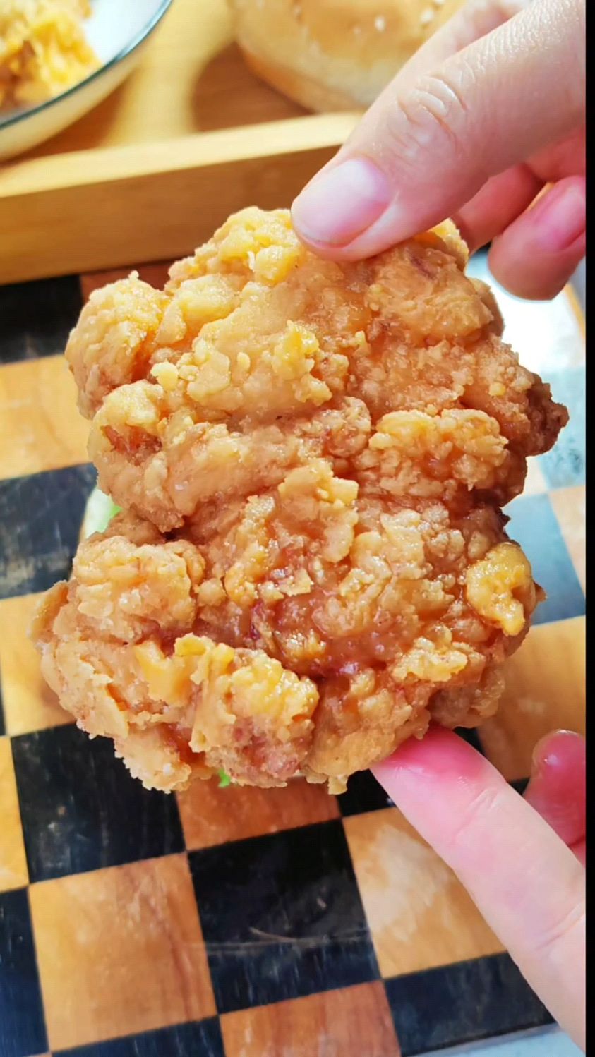 不用面包糠也可以做出焦香酥脆的鸡排,直接吃或做成汉堡都好吃