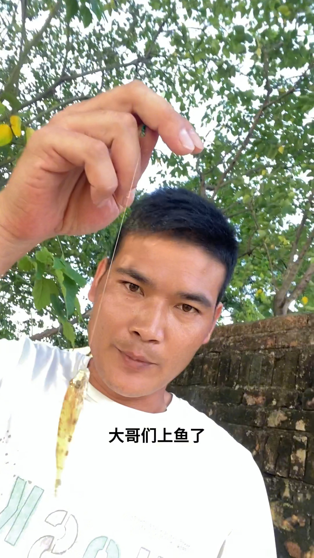 河边捡装备钓鱼第6天,今天不但捡到鱼竿,还收获一条长纹身的鱼