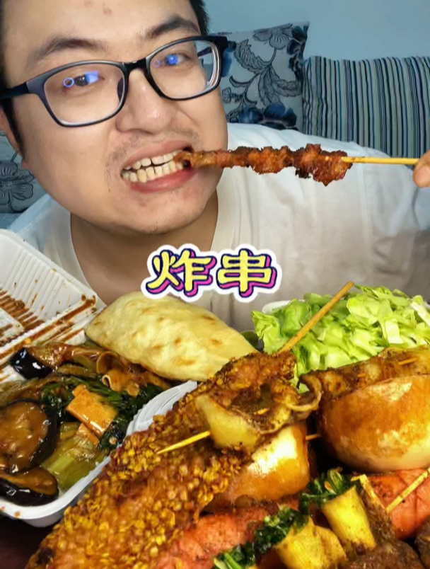 今天抽到了炸串,又买了一盒铁板串,再配点大头菜,开造!