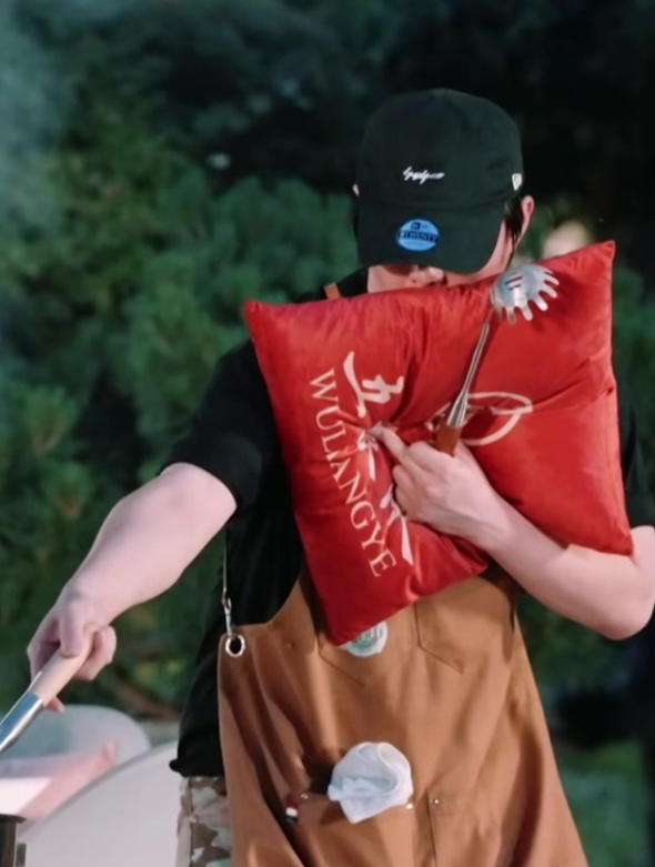 黄晓明天生喜剧人,要被这段笑死了,第一次见拆弹式烧烤丨中餐厅