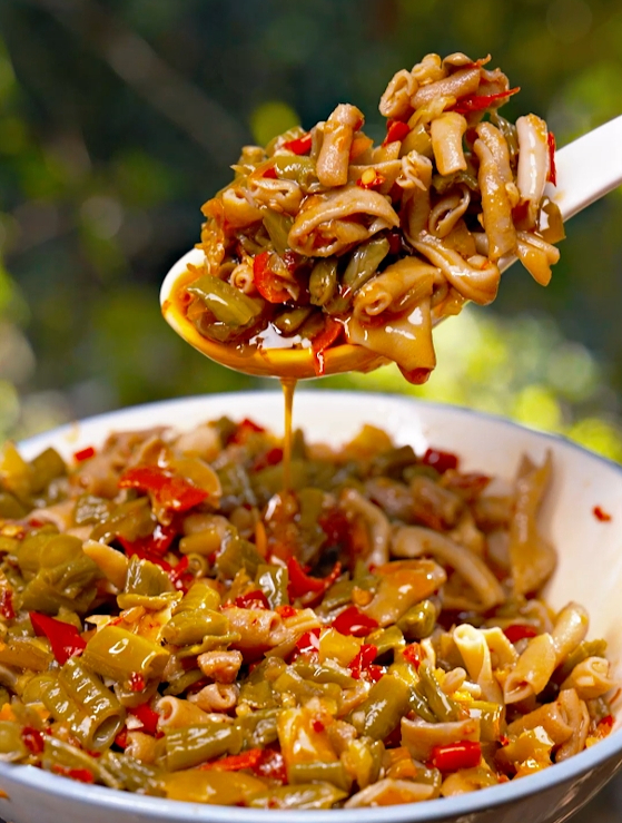 吃面来上点这个酸豆角鸭肠是真的香!