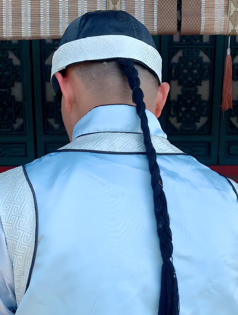 清朝人为什么把前面的头发剃掉,后面却要留一条辫子?原因在这