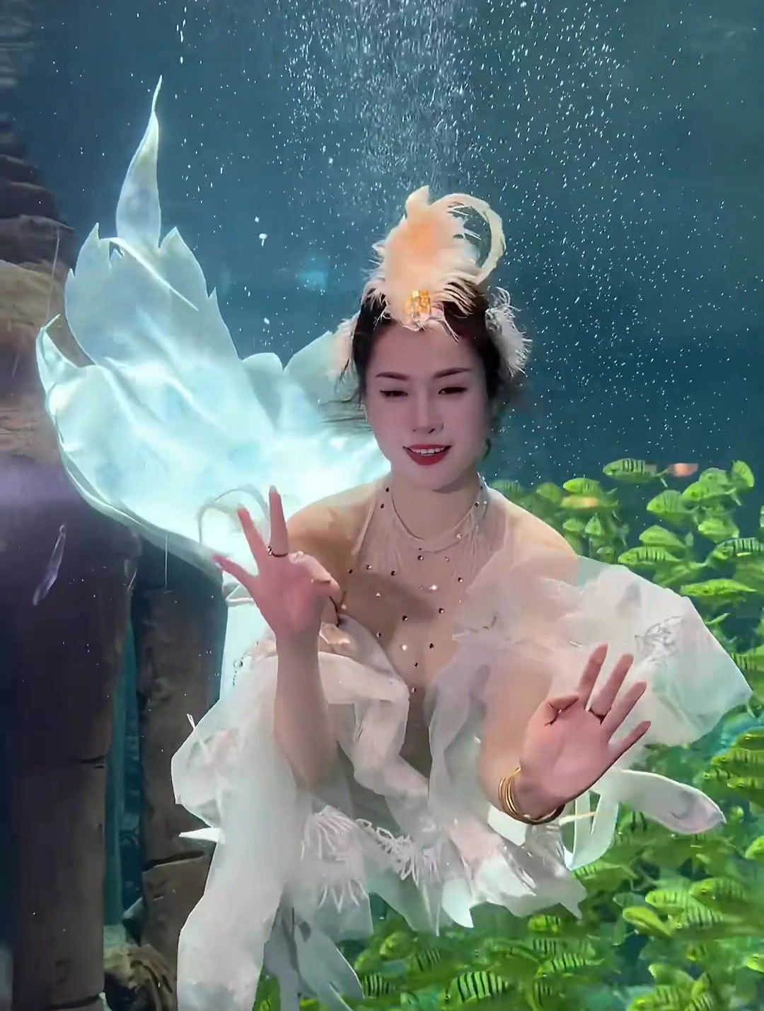 北海海底世界,美人鱼和小朋友互动啦