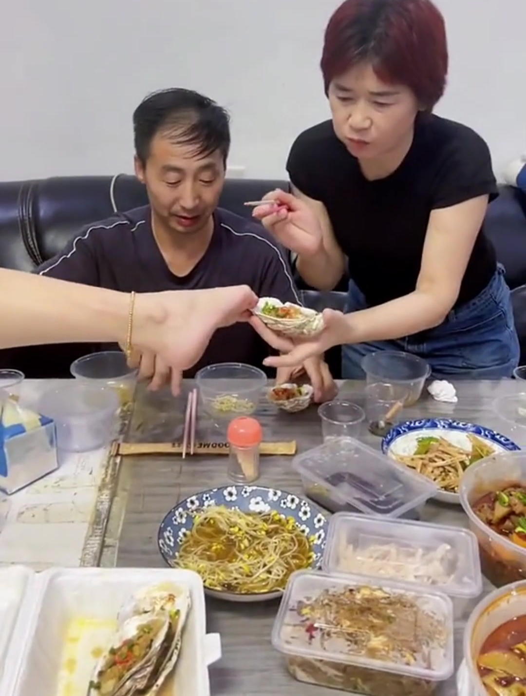 女子因意外失去双臂,和父母一起吃饭时,用脚给父母夹菜尽孝