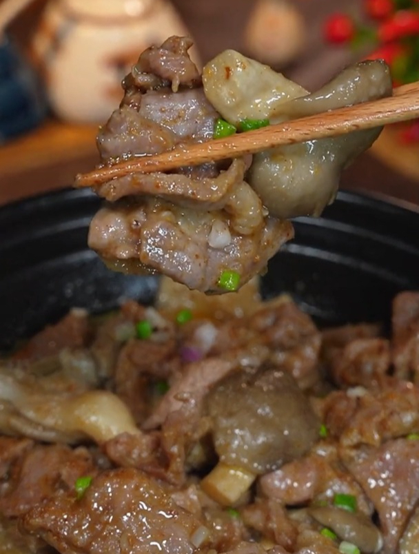 广东人是特别爱吃猪肉的,尤其是这道肉片平菇煲,好吃下饭