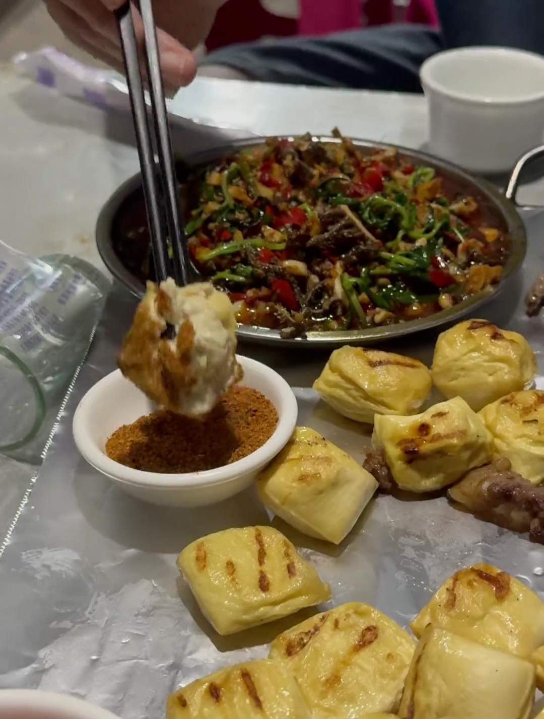 打卡沈星同款烤肉～滋滋作响的肉配上秘制蘸料简直太棒了