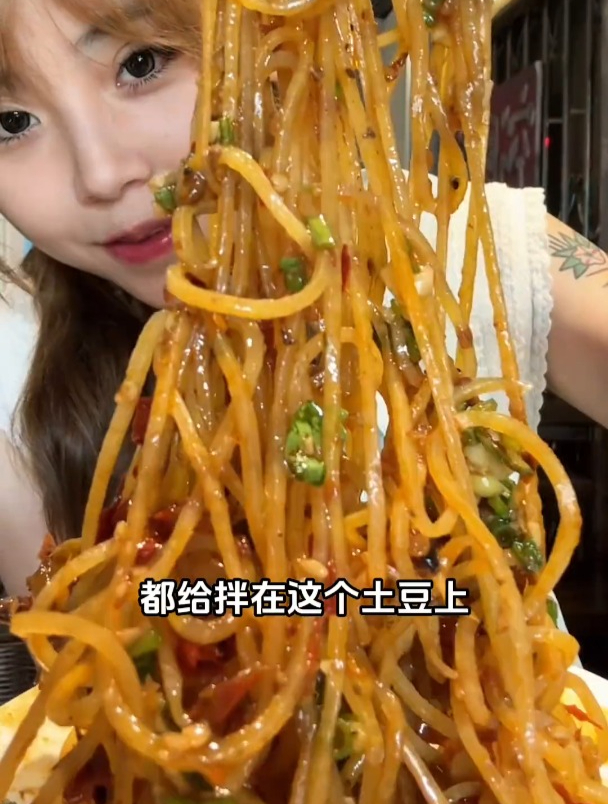 在爆辣重庆火锅里各种特色菜品吃到爽太幸福啦