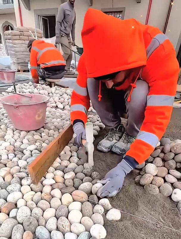 美丽的鹅卵石道路,竟是如此铺设而成,真是赞叹劳动人民的智慧!