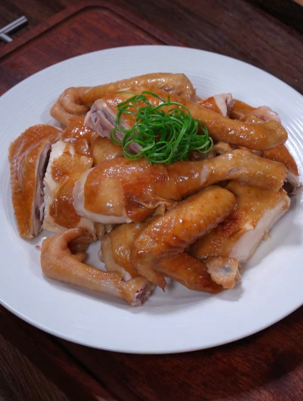 不加一滴水的五指毛桃盐焗鸡,比外面的烧鸡好吃多了