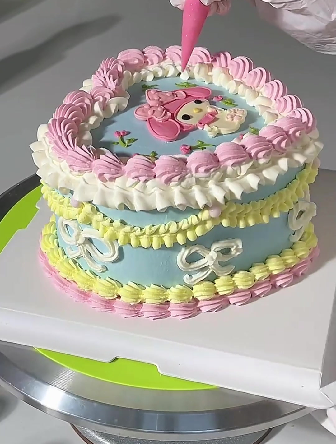 制作美乐蒂蛋糕……
