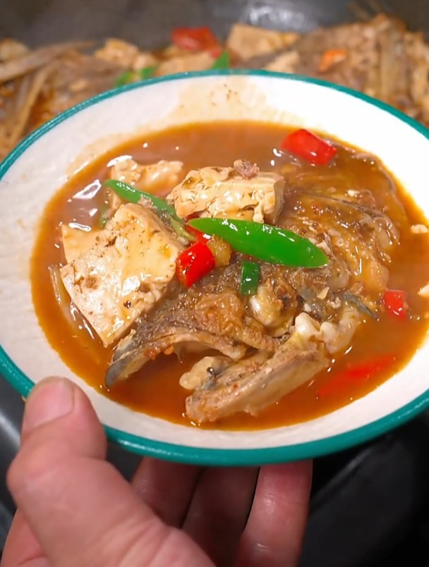 以后鱼头加几块豆腐做个紫苏鱼头炖豆腐,香辣入味又下饭