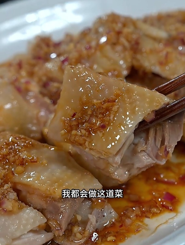 沙姜葱油淋鸡,鸡肉鲜嫩可口,吃过的都说好,大小孩都爱吃
