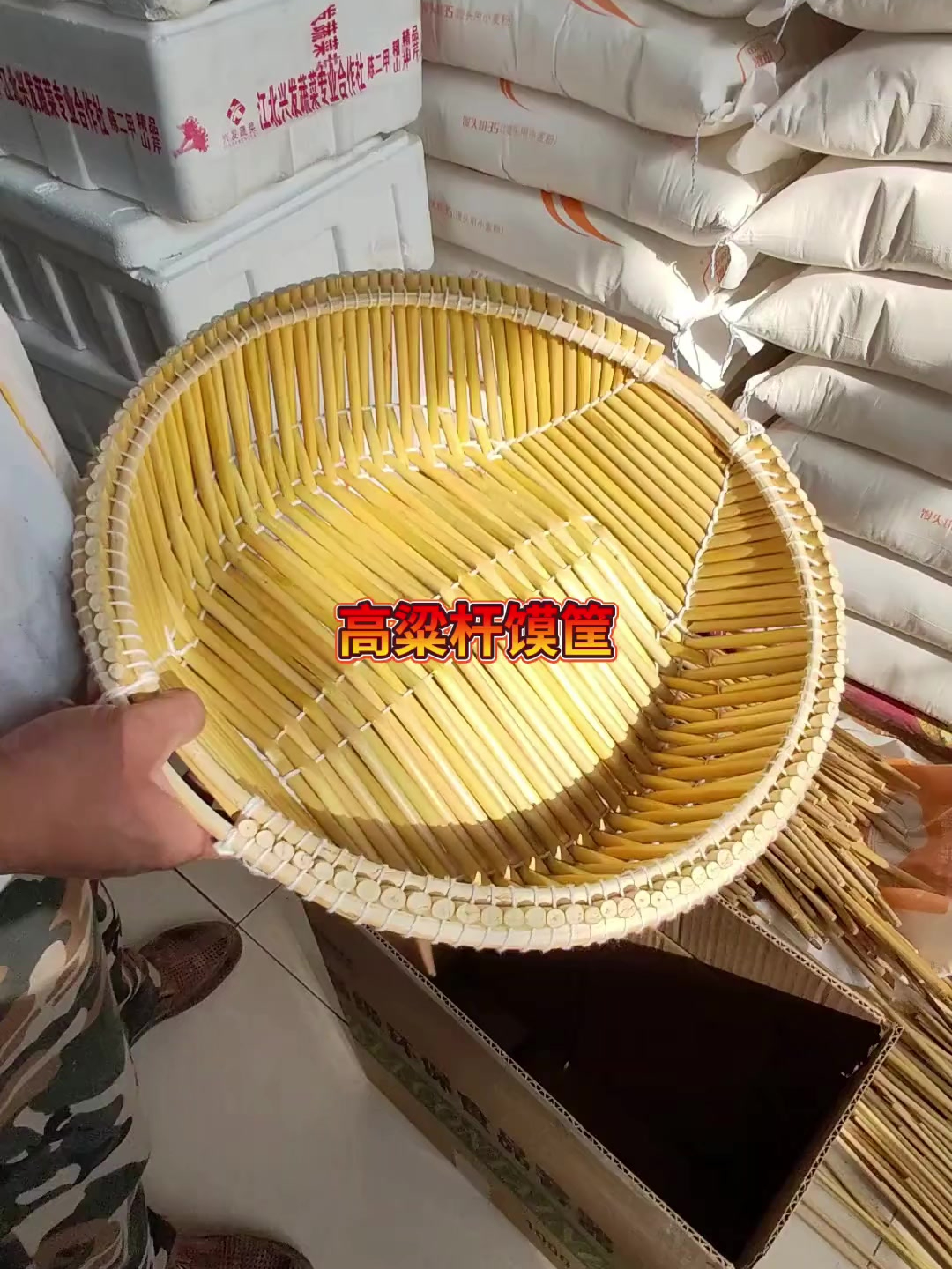 师傅手工编织的馒头筐,大家还记得这个老手艺吗,现在都不常见了