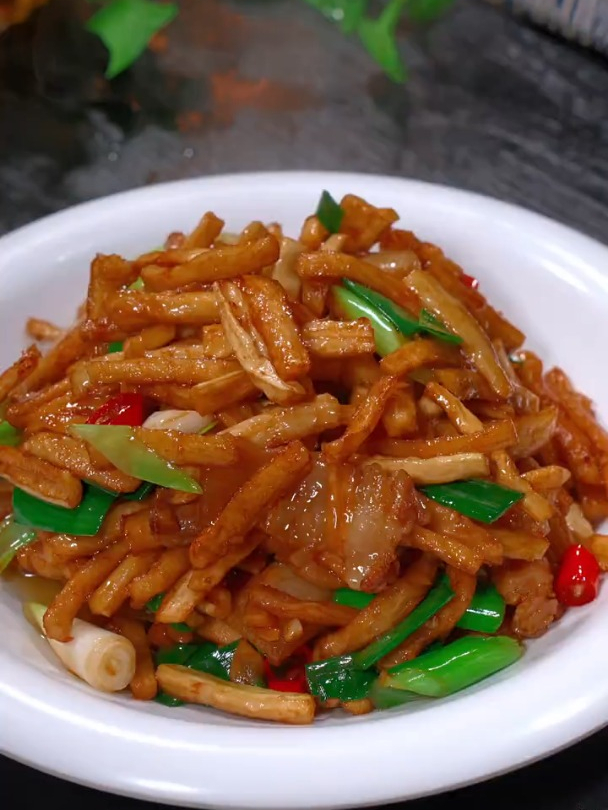 这样做的萝卜干炒肉虽然不是大鱼大肉,但是真的很下饭,香辣入味