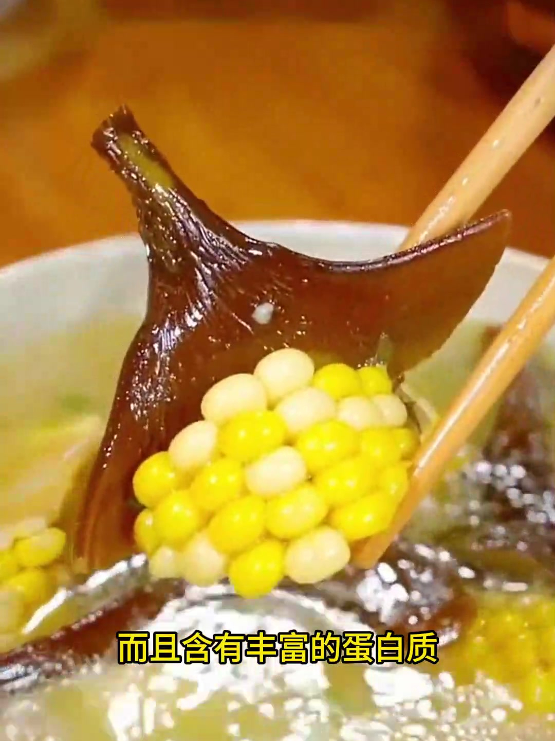 90岁的奶奶身体不舒服,妈妈炖了一锅她喜欢吃的海带头骨头汤