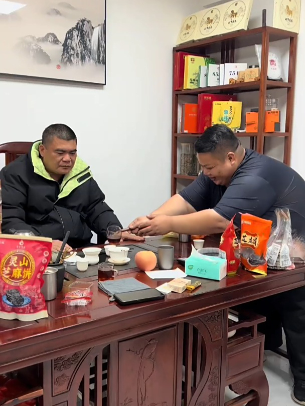 忙了几天总厨的芝麻饼都堆成山咯