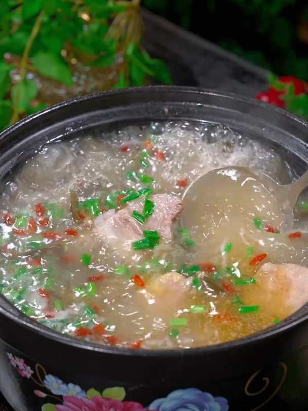 这样做的酸萝卜排骨汤,汤鲜味美,酸爽的萝卜配上鲜嫩的排骨