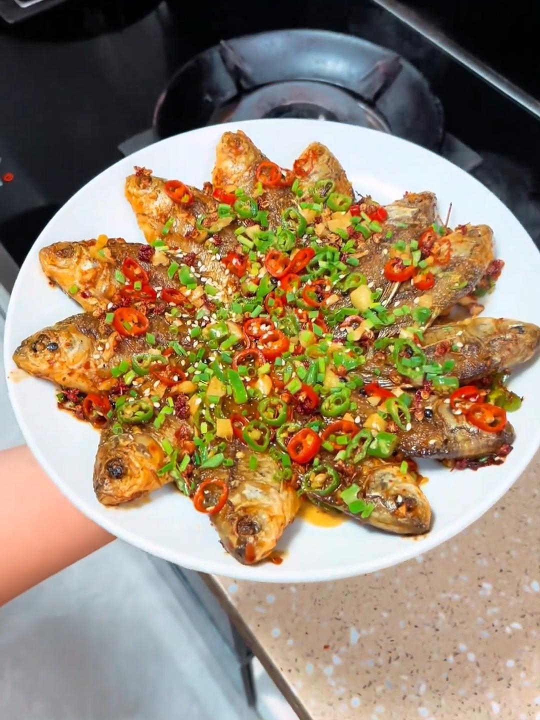 香煎小鲫鱼,外酥里嫩,麻辣鲜香,好吃到停不下来!
