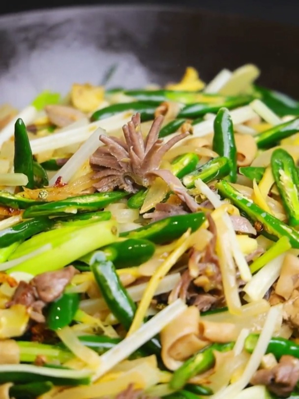 今天做一个新潮流创新菜青壹色黔江鸡杂 清香味十足