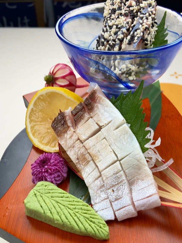 芝麻鱼刺身以及火炙竹荚鱼二点拼盘 刺身教学 玉子料理学院