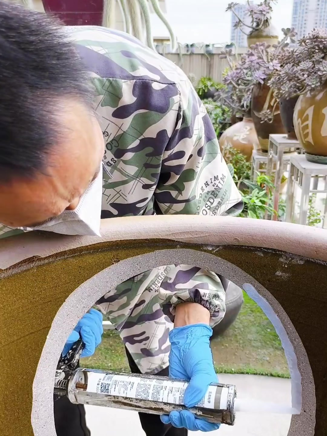 师傅把旧水缸改造成透明鱼缸,大家看看师傅这个手艺怎么样