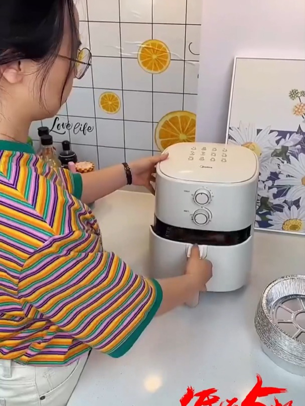 煲汤吸油纸只吸油不吸汤,吸走汤表面的油脂,喝汤也更健康