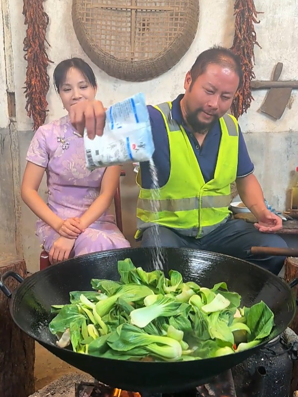 大家工作忙也要好好吃饭,营养均衡最重要,今日菜单杏鲍菇炒青菜