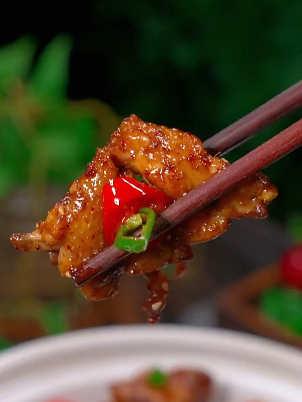以后鸡肉别再红烧了,像我这样做个干锅鸡,麻辣鲜香,鲜嫩又入味
