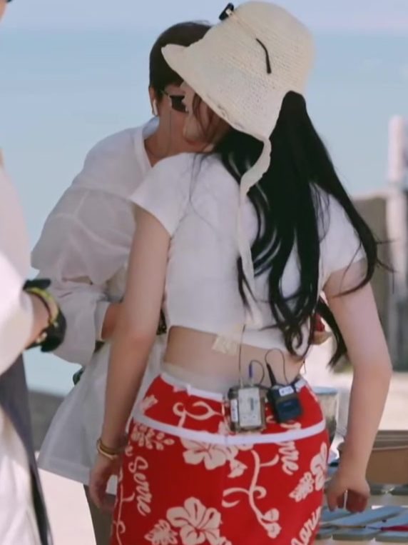 不愧是麻辣烫代言人!虞书欣给老外推荐麻辣烫,馋哭我丨中餐厅8