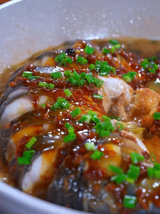 草鱼不要只会炖汤了,你就像我这样做个酱椒炒鱼,鲜香微辣