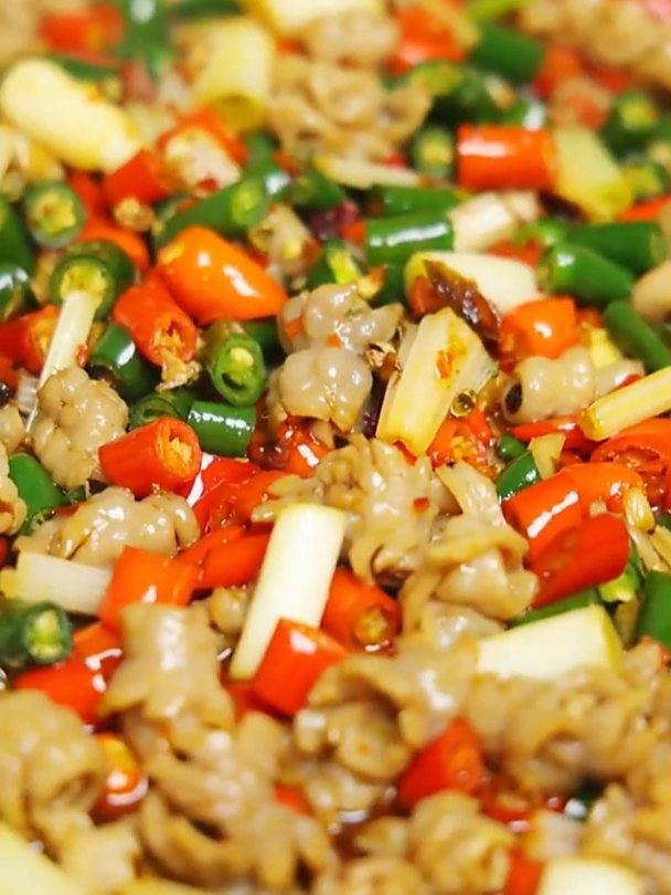 火爆乌鱼花爆炒一锅成菜,麻辣鲜香嫩,味道更巴适!