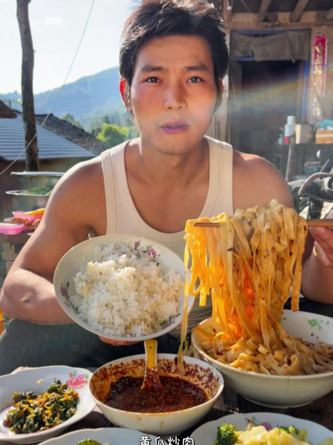 今天中午吃黄瓜炒肉,清炒西兰花,一碗饭,一碗面,满满登登