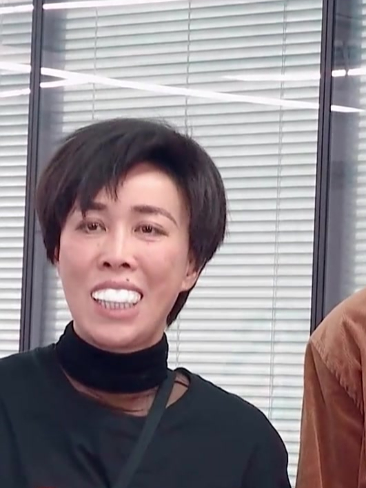 那英换装当服务员,一口龅牙爆改双刀火鸡姐,笑不活了丨萌探2024