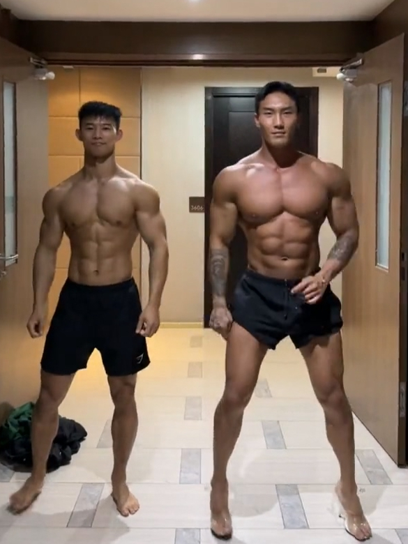 反差巨大的肌肉男