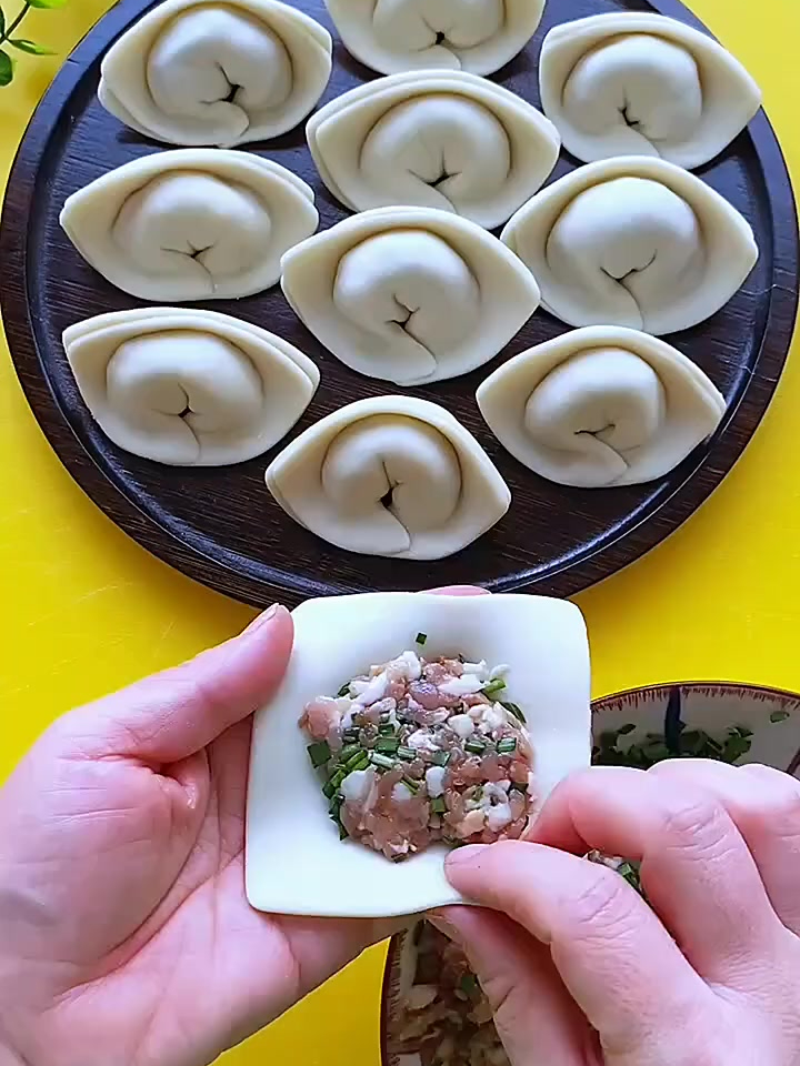 这饺子包得太好了,不说是饺子,我还以为是元宝呢