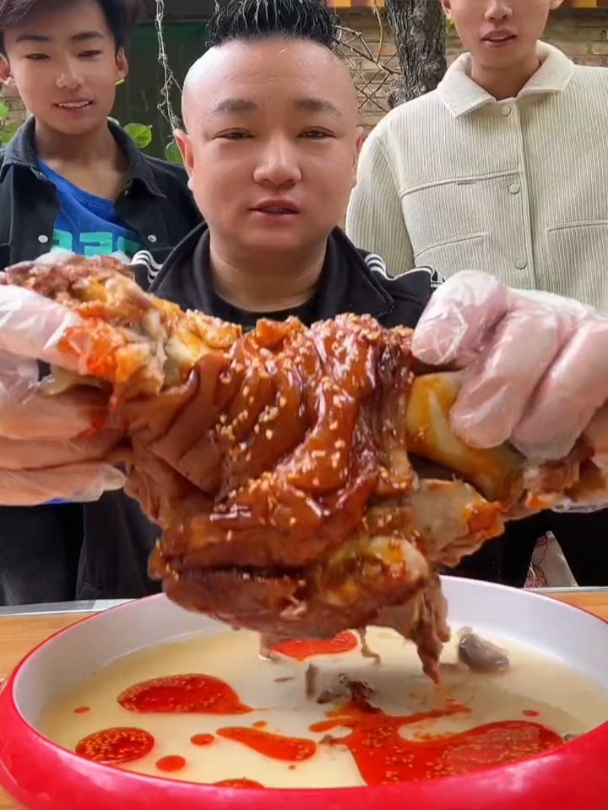 今天来吃猪肘子