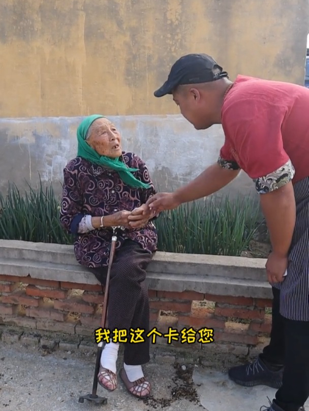 小贺今天给老人包《虾仁水饺》每一个水饺都有一个大虾仁